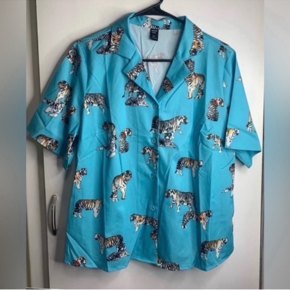 SHEIN Curve 0XL Tiger All Over Print Button Down Short Sleeve Blouse NWOT - Picture 1 of 2